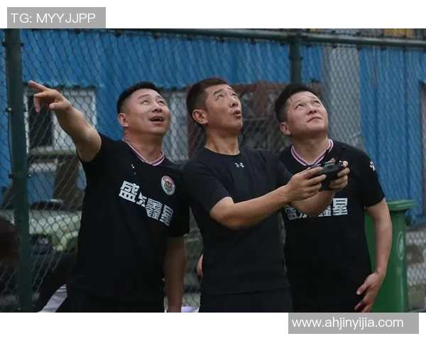 足球明星走进企业参观交流激发员工热情与团队合作精神